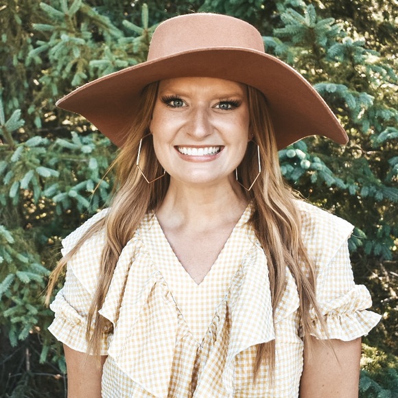 I’m Kelsey! Excited to share pieces I have loved but don’t wear any longer 💖 - Picture 1 of 2